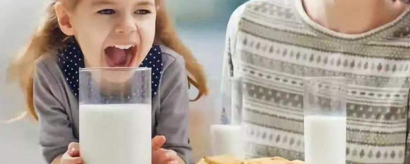 吃饭能喝牛奶吗